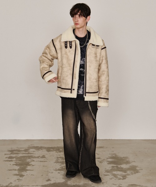Revo.（レボ）の「オーバーサイズ ボア フェイクムートン B-3タイプ レザーパイピング フライトジャケット（ムートンコート・メンズ・アイボリー/ベージュ/ブラック・L/M）」の20枚目の写真