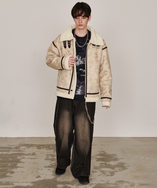 Revo.（レボ）の「オーバーサイズ ボア フェイクムートン B-3タイプ レザーパイピング フライトジャケット（ムートンコート・メンズ・アイボリー/ベージュ/ブラック・L/M）」の21枚目の写真