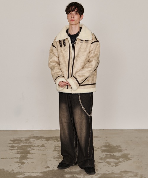 Revo.（レボ）の「オーバーサイズ ボア フェイクムートン B-3タイプ レザーパイピング フライトジャケット（ムートンコート・メンズ・アイボリー/ベージュ/ブラック・L/M）」の19枚目の写真