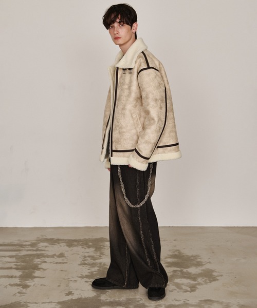 Revo.（レボ）の「オーバーサイズ ボア フェイクムートン B-3タイプ レザーパイピング フライトジャケット（ムートンコート・メンズ・アイボリー/ベージュ/ブラック・L/M）」の22枚目の写真