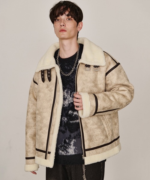 Revo.（レボ）の「オーバーサイズ ボア フェイクムートン B-3タイプ レザーパイピング フライトジャケット（ムートンコート・メンズ・アイボリー/ベージュ/ブラック・L/M）」の5枚目の写真