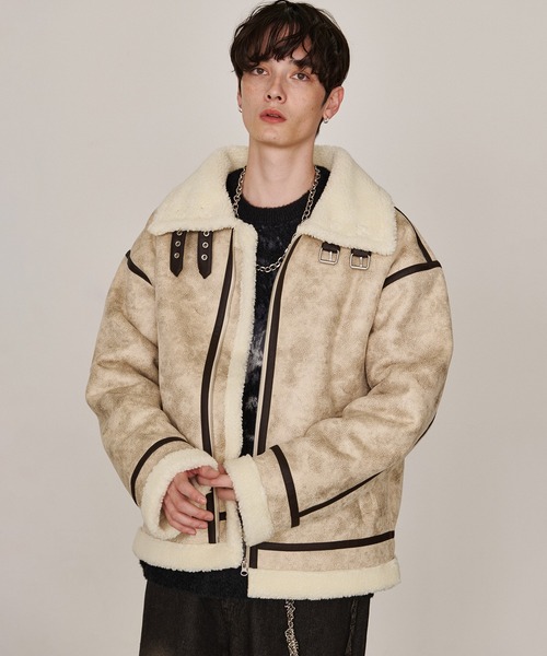 Revo.（レボ）の「オーバーサイズ ボア フェイクムートン B-3タイプ レザーパイピング フライトジャケット（ムートンコート・メンズ・アイボリー/ベージュ/ブラック・L/M）」の6枚目の写真