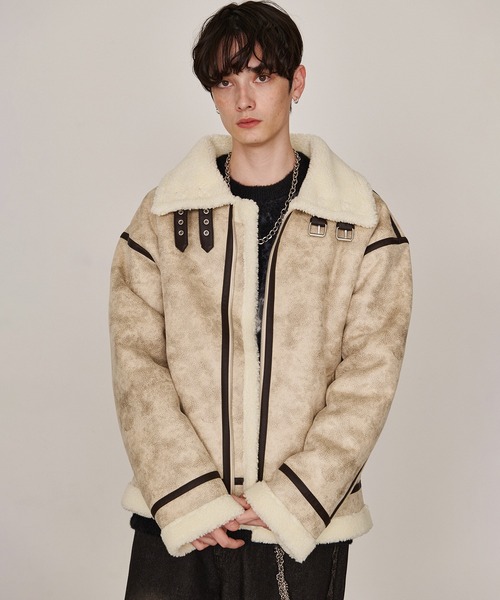 Revo.（レボ）の「オーバーサイズ ボア フェイクムートン B-3タイプ レザーパイピング フライトジャケット（ムートンコート・メンズ・アイボリー/ベージュ/ブラック・L/M）」の7枚目の写真