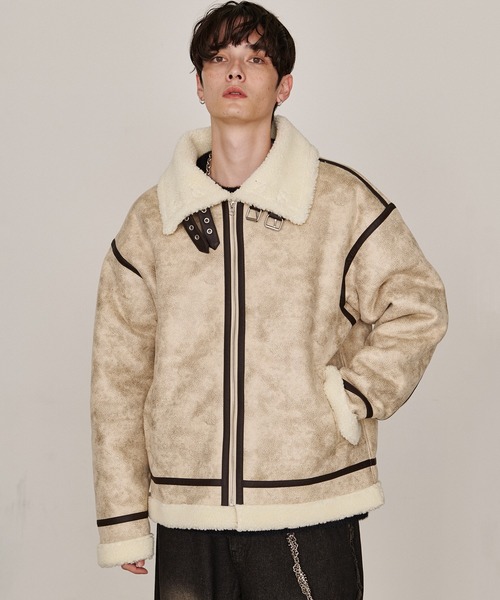 Revo.（レボ）の「オーバーサイズ ボア フェイクムートン B-3タイプ レザーパイピング フライトジャケット（ムートンコート・メンズ・アイボリー/ベージュ/ブラック・L/M）」の9枚目の写真
