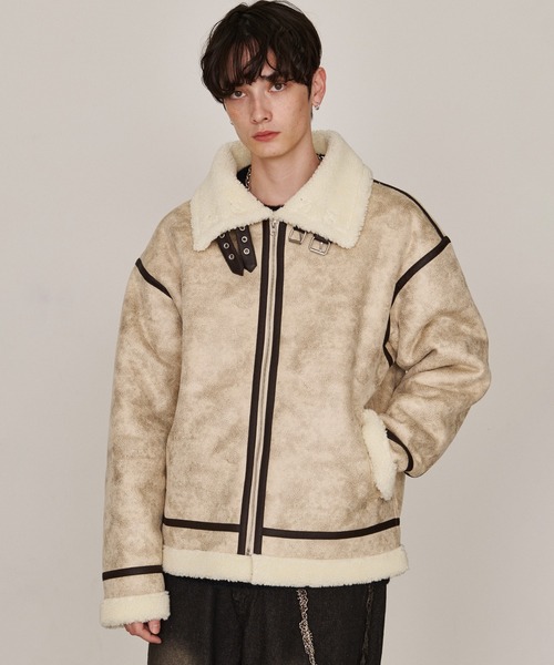 Revo.（レボ）の「オーバーサイズ ボア フェイクムートン B-3タイプ レザーパイピング フライトジャケット（ムートンコート・メンズ・アイボリー/ベージュ/ブラック・L/M）」の10枚目の写真