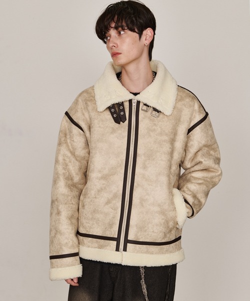Revo.（レボ）の「オーバーサイズ ボア フェイクムートン B-3タイプ レザーパイピング フライトジャケット（ムートンコート・メンズ・アイボリー/ベージュ/ブラック・L/M）」の11枚目の写真
