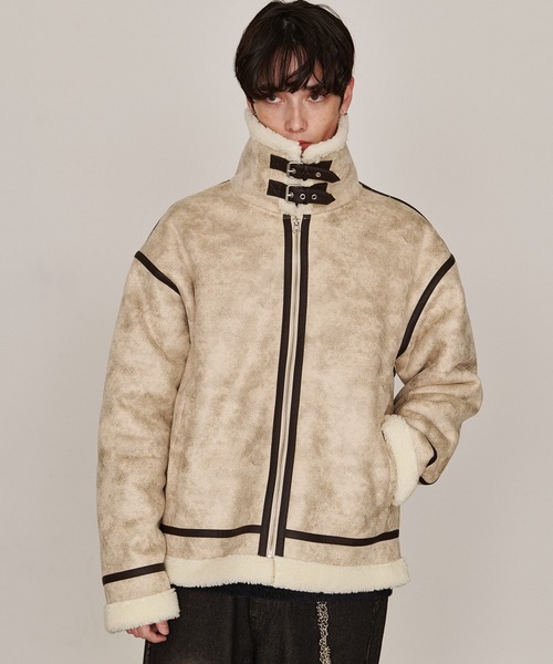 Revo.（レボ）の「オーバーサイズ ボア フェイクムートン B-3タイプ レザーパイピング フライトジャケット（ムートンコート・メンズ・アイボリー/ベージュ/ブラック・L/M）」の12枚目の写真