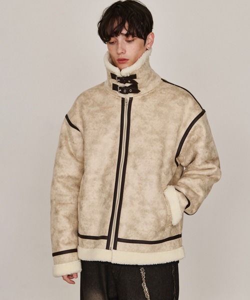 Revo.（レボ）の「オーバーサイズ ボア フェイクムートン B-3タイプ レザーパイピング フライトジャケット（ムートンコート・メンズ・アイボリー/ベージュ/ブラック・L/M）」の13枚目の写真