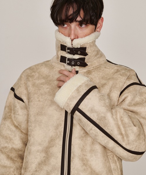 Revo.（レボ）の「オーバーサイズ ボア フェイクムートン B-3タイプ レザーパイピング フライトジャケット（ムートンコート・メンズ・アイボリー/ベージュ/ブラック・L/M）」の15枚目の写真