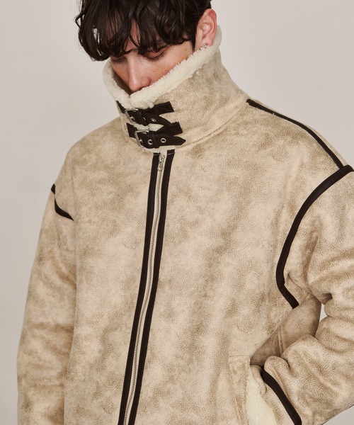 Revo.（レボ）の「オーバーサイズ ボア フェイクムートン B-3タイプ レザーパイピング フライトジャケット（ムートンコート・メンズ・アイボリー/ベージュ/ブラック・L/M）」の16枚目の写真