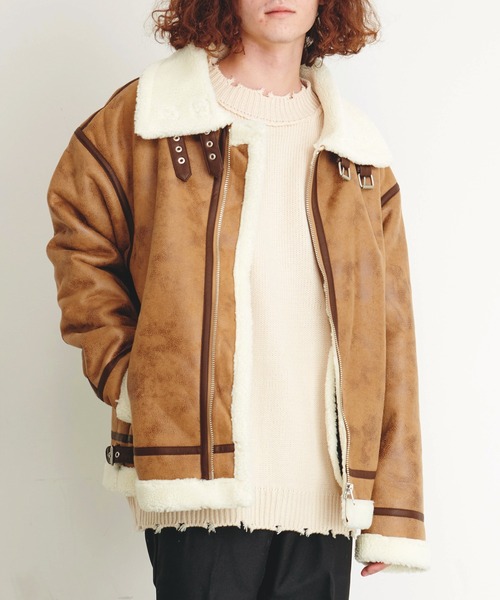 Revo.（レボ）の「オーバーサイズ ボア フェイクムートン B-3タイプ レザーパイピング フライトジャケット（ムートンコート・メンズ・アイボリー/ベージュ/ブラック・L/M）」の17枚目の写真