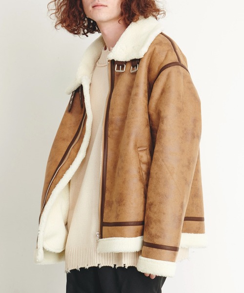 Revo.（レボ）の「オーバーサイズ ボア フェイクムートン B-3タイプ レザーパイピング フライトジャケット（ムートンコート・メンズ・アイボリー/ベージュ/ブラック・L/M）」の18枚目の写真