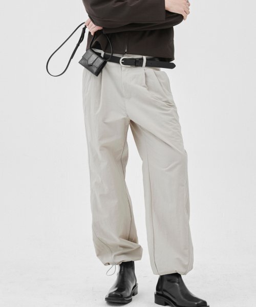 MUILL(ミュール)の「カーブドストリングナイロンパンツ(グレイジー)(スウェットパンツ・メンズ・その他・MEDIUM/LARGE)」の1枚目の写真