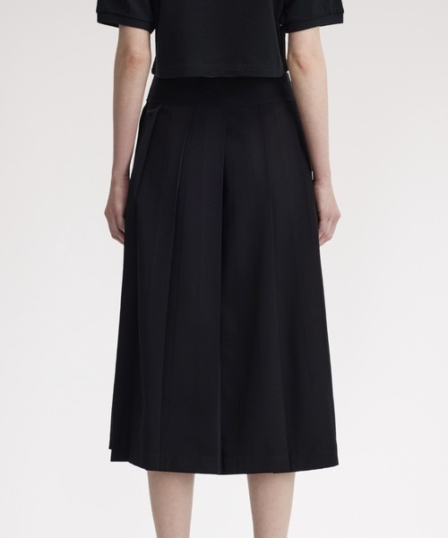 FRED PERRY(フレッドペリー)の「先行予約受付中/Tape Detail Pleated Midi Skirt/テープディテールプリーツミディスカート(スカート・レディース・ブラック・6/8/10)」の4枚目の写真