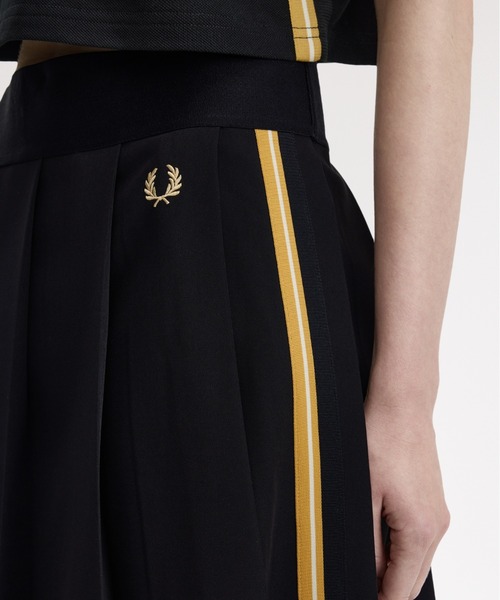 FRED PERRY(フレッドペリー)の「先行予約受付中/Tape Detail Pleated Midi Skirt/テープディテールプリーツミディスカート(スカート・レディース・ブラック・6/8/10)」の7枚目の写真