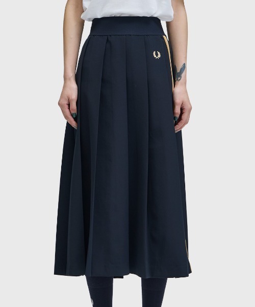 FRED PERRY(フレッドペリー)の「先行予約受付中/Tape Detail Pleated Midi Skirt/テープディテールプリーツミディスカート(スカート・レディース・ブラック・6/8/10)」の9枚目の写真