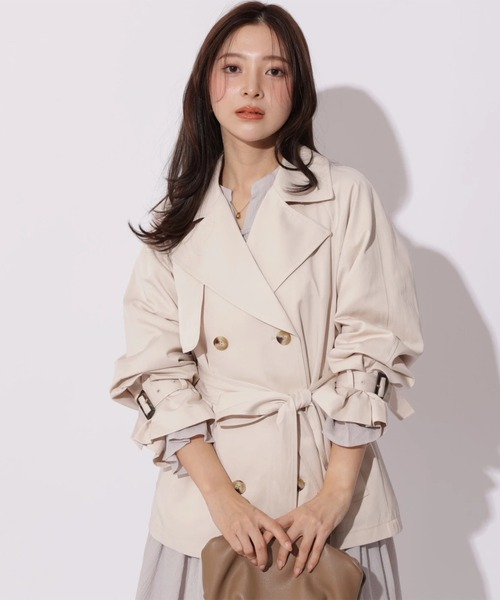 Apuweiser-riche（アプワイザーリッシェ）の「ショートトレンチコート（ダウンジャケット/コート・レディース・ベージュ系その他/ブラウン/キャメル・2/1）」の2枚目の写真