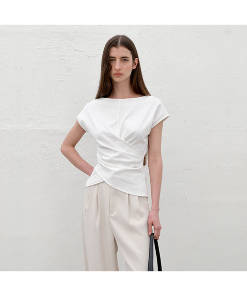 ATELIER NAIN(アトリエナイン)の「LOWER WAIST TUCK JERSEY TOP(T-7048)(Tシャツ/カットソー・レディース・ブラウン/アイボリー/ベージュ/グレー/ブラック・SMALL/MEDIUM)」の2枚目の写真