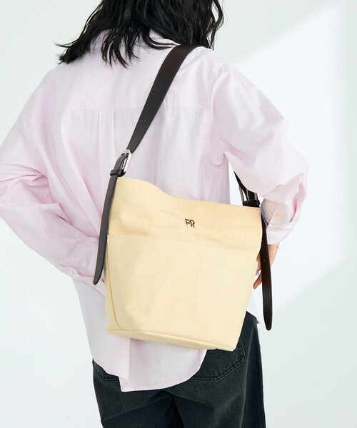 fredy emue(フレディエミュ)の「FRレザーワンショルバッグ(ショルダーバッグ・レディース・ブラック/アイボリー・FREE)」の1枚目の写真