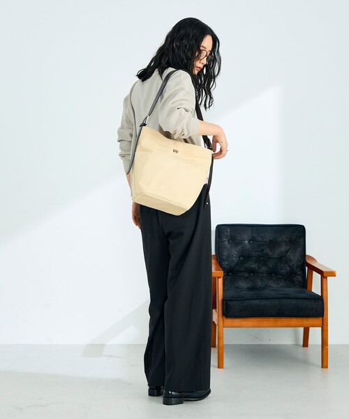 fredy emue(フレディエミュ)の「FRレザーワンショルバッグ(ショルダーバッグ・レディース・ブラック/アイボリー・FREE)」の11枚目の写真