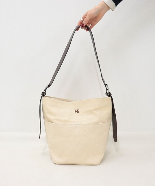 fredy emue(フレディエミュ)の「FRレザーワンショルバッグ(ショルダーバッグ・レディース・ブラック/アイボリー・FREE)」の17枚目の写真