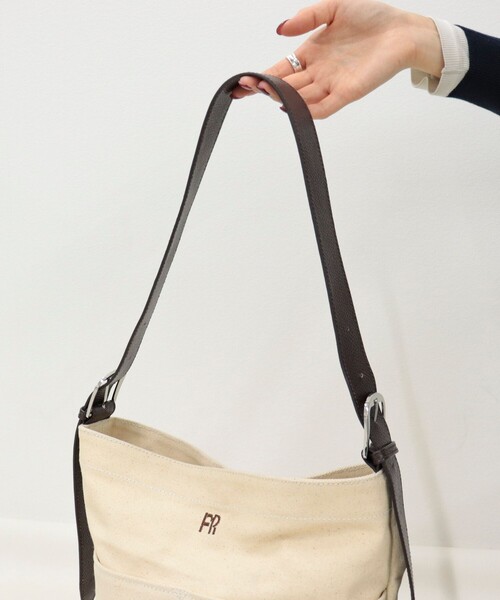 fredy emue(フレディエミュ)の「FRレザーワンショルバッグ(ショルダーバッグ・レディース・ブラック/アイボリー・FREE)」の6枚目の写真