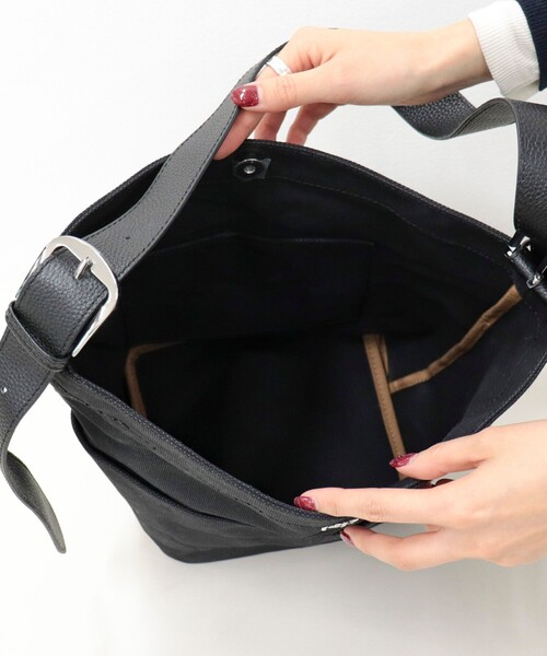 fredy emue(フレディエミュ)の「FRレザーワンショルバッグ(ショルダーバッグ・レディース・ブラック/アイボリー・FREE)」の3枚目の写真