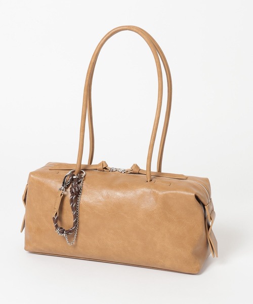 GLOBAL WORK（グローバルワーク）の「スペ軽チャーム付きロング/ボストン/646539（ボストンバッグ・レディース・ブラウン系6/ダークブラウン/ブラック・ONE SIZE）」の3枚目の写真