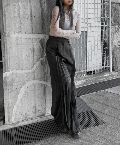 LVEU.（ラブユ.）の「【LVEU.】Re: タトゥーシアートップス / トップス カットソー シアー タトゥー ロゴ 羽根 プリント ベージュ グレー モード（Tシャツ/カットソー・レディース・ベージュ/グレー・FREE）」の3枚目の写真