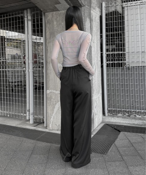 LVEU.（ラブユ.）の「【LVEU.】Re: タトゥーシアートップス / トップス カットソー シアー タトゥー ロゴ 羽根 プリント ベージュ グレー モード（Tシャツ/カットソー・レディース・ベージュ/グレー・FREE）」の4枚目の写真