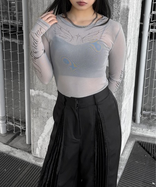 LVEU.（ラブユ.）の「【LVEU.】Re: タトゥーシアートップス / トップス カットソー シアー タトゥー ロゴ 羽根 プリント ベージュ グレー モード（Tシャツ/カットソー・レディース・ベージュ/グレー・FREE）」の5枚目の写真