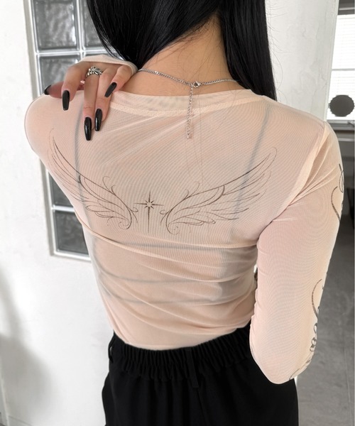 LVEU.（ラブユ.）の「【LVEU.】Re: タトゥーシアートップス / トップス カットソー シアー タトゥー ロゴ 羽根 プリント ベージュ グレー モード（Tシャツ/カットソー・レディース・ベージュ/グレー・FREE）」の18枚目の写真