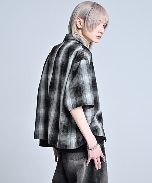 ADRER(アドラー)の「Cropped Regular Collar Short Sleeve Shirt / クロップド レギュラーカラー ショートスリーブシャツ(シャツ/ブラウス・メンズ・ホワイト/ライトブルー/ブラック/ブラック系1/ホワイト系1/ブラック系2/レッド系1・XS/S/M/L)」の9枚目の写真