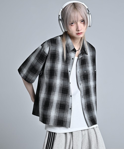 ADRER(アドラー)の「Cropped Regular Collar Short Sleeve Shirt / クロップド レギュラーカラー ショートスリーブシャツ(シャツ/ブラウス・メンズ・ホワイト/ライトブルー/ブラック/ブラック系1/ホワイト系1/ブラック系2/レッド系1・XS/S/M/L)」の13枚目の写真
