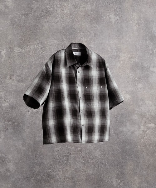 ADRER(アドラー)の「Cropped Regular Collar Short Sleeve Shirt / クロップド レギュラーカラー ショートスリーブシャツ(シャツ/ブラウス・メンズ・ホワイト/ライトブルー/ブラック/ブラック系1/ホワイト系1/ブラック系2/レッド系1・XS/S/M/L)」の20枚目の写真