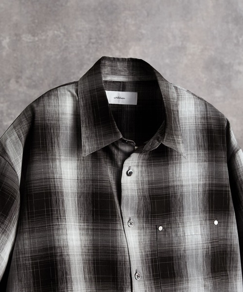 ADRER(アドラー)の「Cropped Regular Collar Short Sleeve Shirt / クロップド レギュラーカラー ショートスリーブシャツ(シャツ/ブラウス・メンズ・ホワイト/ライトブルー/ブラック/ブラック系1/ホワイト系1/ブラック系2/レッド系1・XS/S/M/L)」の22枚目の写真