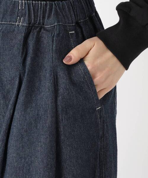 one'sterrace(ワンズテラス)の「デニムタックワイドパンツ(デニムパンツ・レディース・ネイビー系5/ブルー系その他7・02)」の7枚目の写真