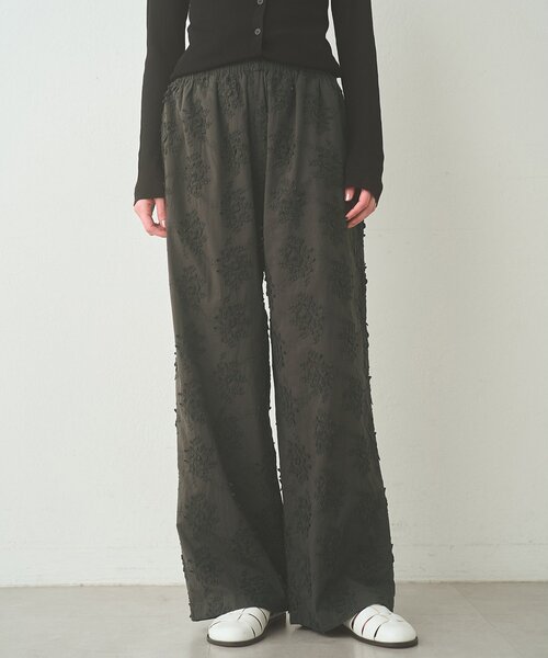 Whim Gazette(ウィムガゼット)の「3D刺繍パンツ(その他パンツ・レディース・オフホワイト/チャコールグレー・FREE)」の1枚目の写真