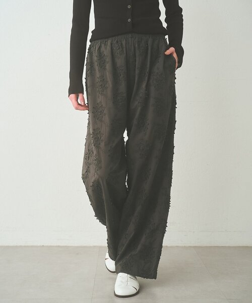 Whim Gazette(ウィムガゼット)の「3D刺繍パンツ(その他パンツ・レディース・オフホワイト/チャコールグレー・FREE)」の8枚目の写真