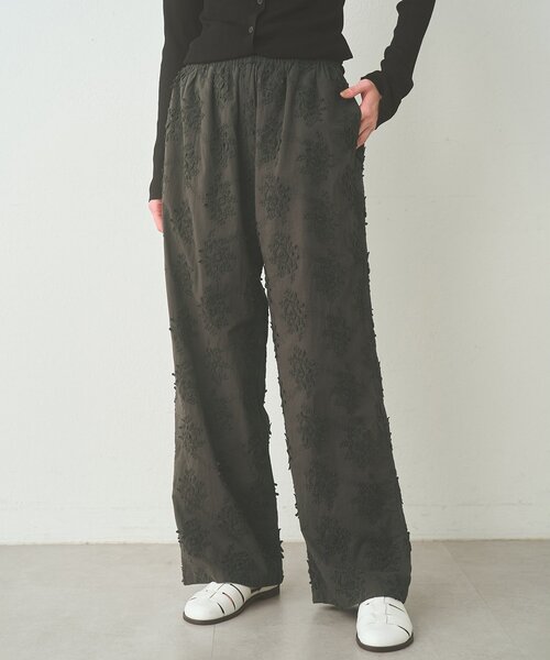 Whim Gazette(ウィムガゼット)の「3D刺繍パンツ(その他パンツ・レディース・オフホワイト/チャコールグレー・FREE)」の7枚目の写真