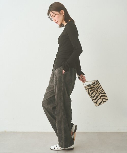 Whim Gazette(ウィムガゼット)の「3D刺繍パンツ(その他パンツ・レディース・オフホワイト/チャコールグレー・FREE)」の6枚目の写真