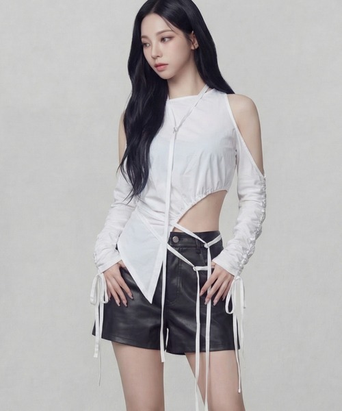 DURAS（デュラス）の「シャーリングアシンメトリートップス（Tシャツ/カットソー・レディース・ホワイト/ブラック・FREE）」の5枚目の写真