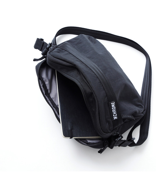 CHROME（クローム）の「［ CHROME / クローム ］PAC SHOULDER 3L / パック ショルダー 3リットル 耐水 3L ショルダーバッグ（ショルダーバッグ・メンズ・ブラック系その他/ブラック系その他2・FREE）」の8枚目の写真