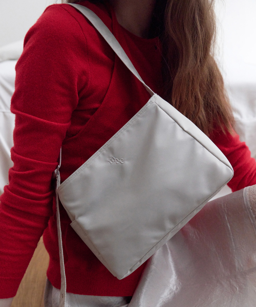 MUCU AND EBONY（ムクアンドエボニー）の「Comfy Mini Cross Bag _ Warm Grey（メッセンジャーバッグ・レディース・その他・FREE）」の2枚目の写真