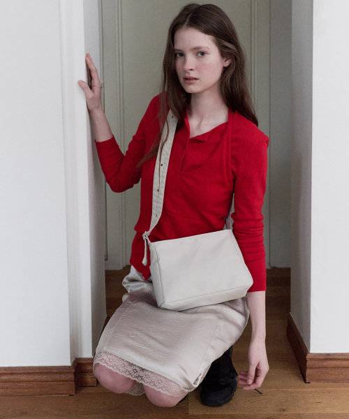 MUCU AND EBONY（ムクアンドエボニー）の「Comfy Mini Cross Bag _ Warm Grey（メッセンジャーバッグ・レディース・その他・FREE）」の3枚目の写真