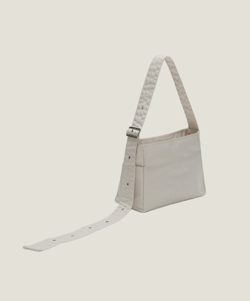 MUCU AND EBONY（ムクアンドエボニー）の「Comfy Mini Cross Bag _ Warm Grey（メッセンジャーバッグ・レディース・その他・FREE）」の5枚目の写真