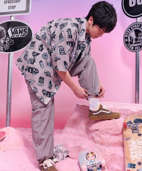VANS(バンズ)の「SPACE MOLLY AOP シャツ / MISC AOP SS SHIRT FOG SPACE MO VN000RA8FGR1(シャツ/ブラウス・メンズ・ライトグレー・X-SMALL/X-LARGE/SMALL/MEDIUM/LARGE)」の1枚目の写真