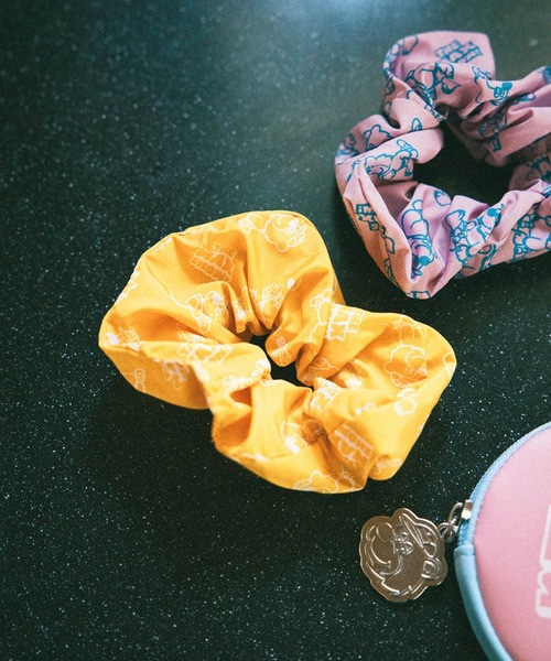 BAYFLOW（ベイフロー）の「【THE MAX SHOW!】総柄シュシュ（シュシュ・レディース・イエロー/ブルー/ピンク・0）」の3枚目の写真