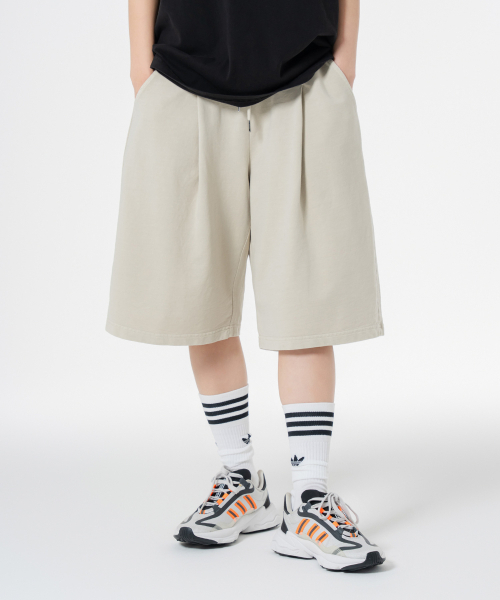 MOZMOZ(モズモズ)の「ピグメントワンタックワイドトレーニングショートパンツベージュ(その他パンツ・レディース・その他・1/2/3)」の2枚目の写真