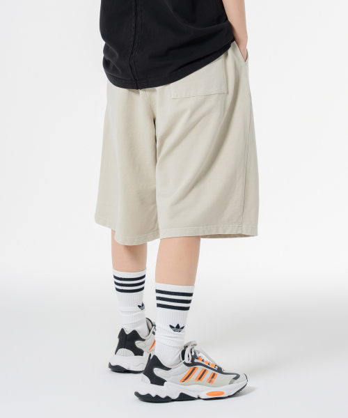 MOZMOZ(モズモズ)の「ピグメントワンタックワイドトレーニングショートパンツベージュ(その他パンツ・レディース・その他・1/2/3)」の3枚目の写真